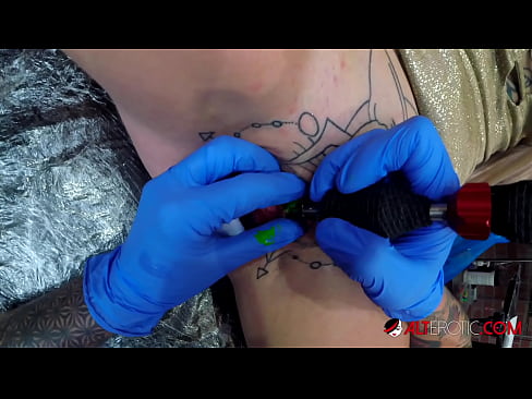 ❤️ Extreem getatoeëerde hottie Sully Savage kreeg een tatoeage op haar clitoris ☑ Porn video at nl.sexuria-net.ru